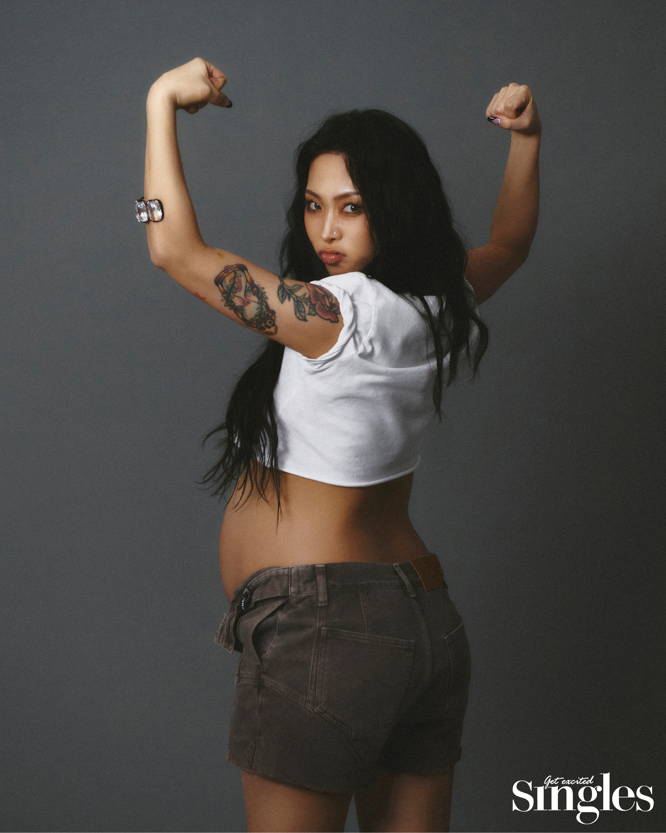 허니제이가 크롬하츠의 크롭트 티셔츠, YCH의 데님 쇼츠, 스와로브스키의 주얼 장식 브레이슬릿을 착용하고 촬영한 싱글즈 화보